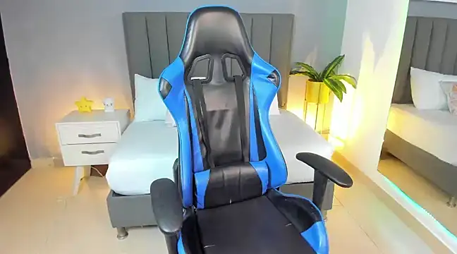 Snapshot of alessia_leroy chatting on February 2025 11:01:02 PM alessia leroy online show from February 2025 11:01:02 PM