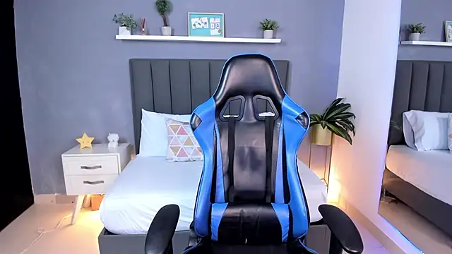 Snapshot of alessia_leroy chatting on February 2025 11:25:02 PM alessia leroy online show from February 2025 11:25:02 PM