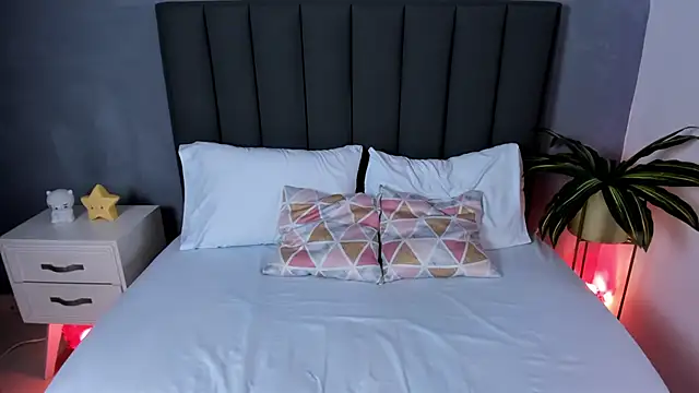 Snapshot of alessia_leroy chatting on March 2025 10:54:01 PM alessia leroy online show from March 2025 10:54:01 PM