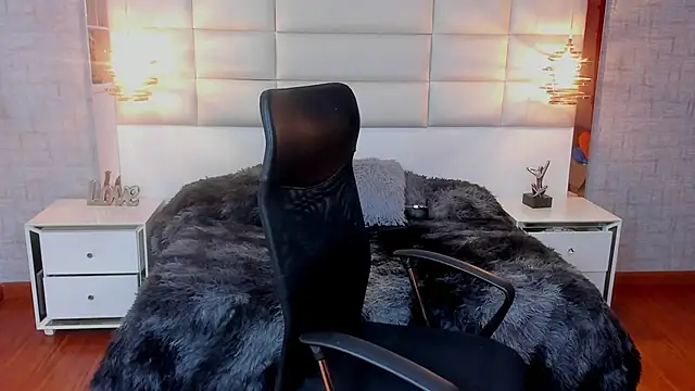 Nohemi louse online show from December 2025 07:09:01 PM