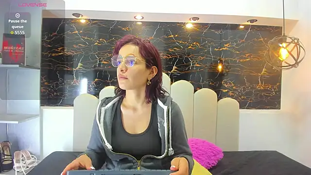 Annyrosee online show from November 2025 08:30:01 PM