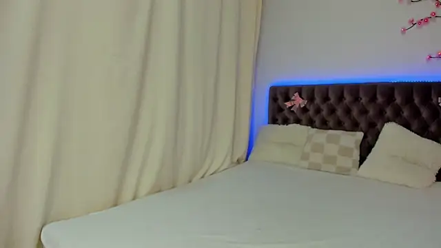 Ella Mayers online show from October 2025 12:17:01 PM