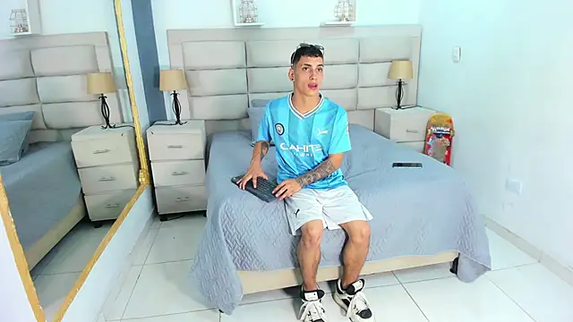 JhoanLeandro online show from March 2025 04:36:02 AM