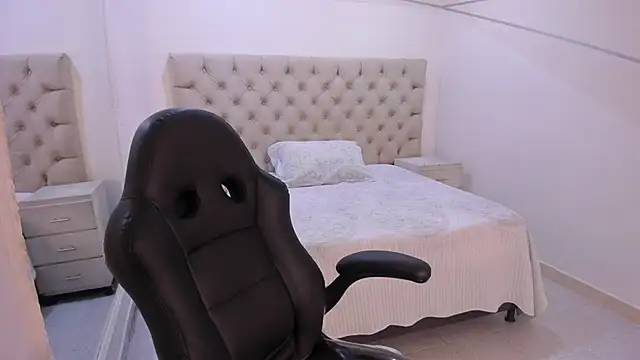 JhoanLeandro online show from December 2025 04:44:02 AM