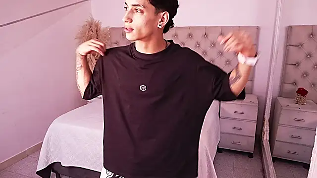JhoanLeandro online show from April 2026 05:11:01 AM