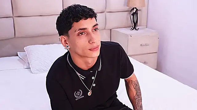 JhoanLeandro online show from May 2026 08:58:02 PM