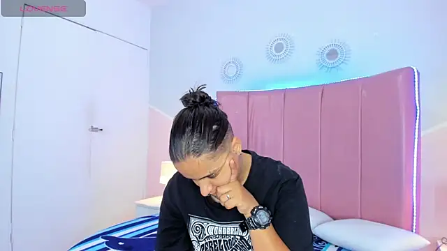 Liiam smith  online show from November 2025 02:27:01 PM