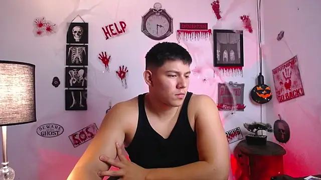 JamesCr  online show from October 2025 11:18:02 PM