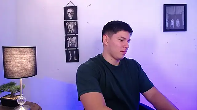 JamesCr  online show from November 2025 12:49:01 PM