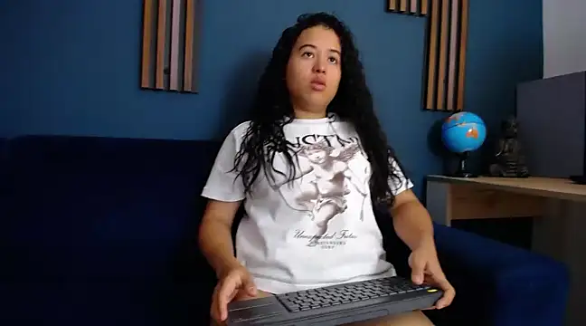 Snapshot of ema_abby chatting on February 2025 04:32:02 PM ema abby online show from February 2025 04:32:02 PM