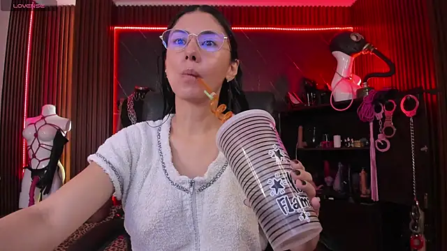 Snapshot of XiaQueen chatting on November 2025 11:32:02 AM XiaQueen online show from November 2025 11:32:02 AM