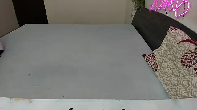 Queen Couple online show from November 2025 05:19:01 AM