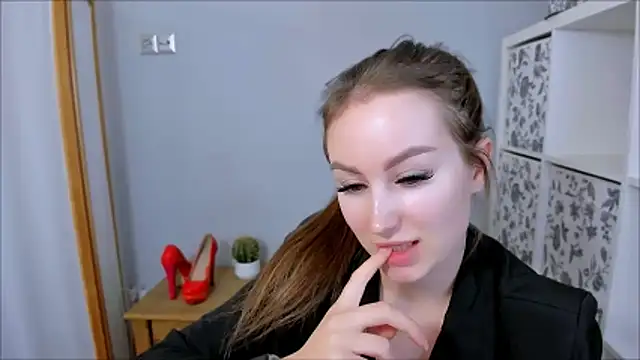 Snapshot of DonnaCam chatting on October 2025 09:28:02 PM DonnaCam online show from October 2025 09:28:02 PM