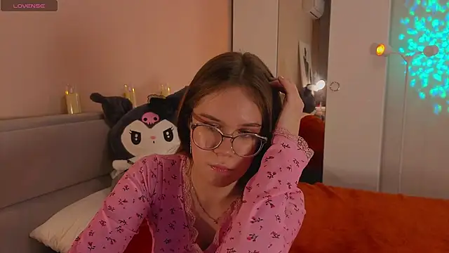 Mia Luw online show from November 2025 03:06:02 PM