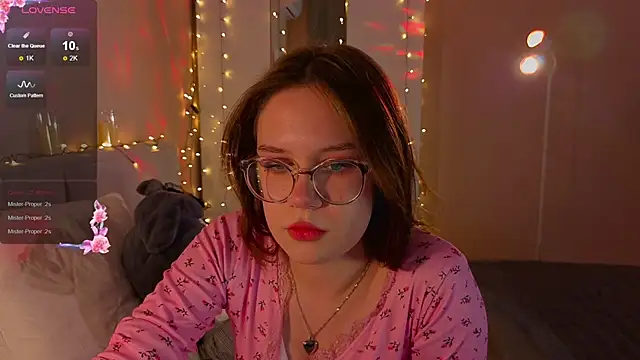 Mia Luw online show from November 2025 06:54:01 PM