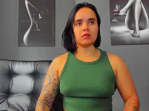 karlyjons12 online show from December 2025 03:42:01 PM