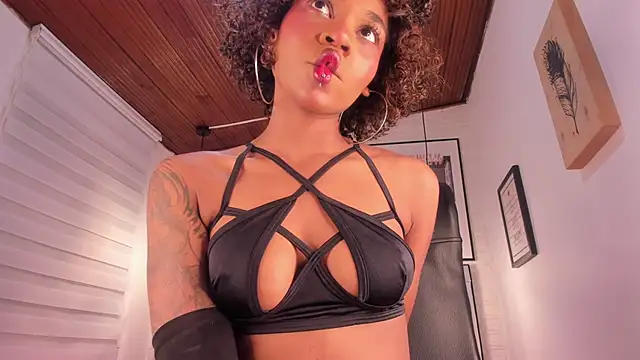 Snapshot of tylla_ chatting on September 2025 12:32:02 AM tylla online show from September 2025 12:32:02 AM