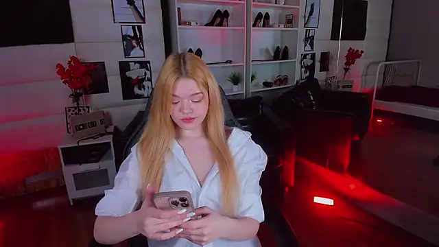 Snapshot of AdeleCartier chatting on February 2025 01:19:01 AM AdeleCartier online show from February 2025 01:19:01 AM