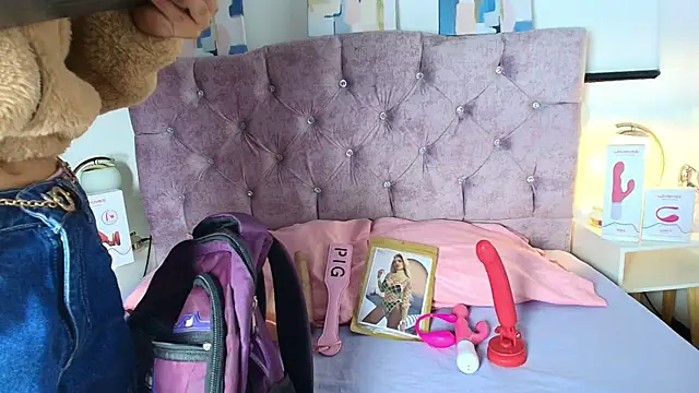 Snapshot of Skye_Moore chatting on October 2025 12:11:01 PM Skye Moore online show from October 2025 12:11:01 PM