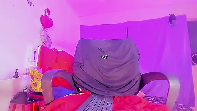 Snapshot of val_princes chatting on December 2025 11:28:02 AM val princes online show from December 2025 11:28:02 AM