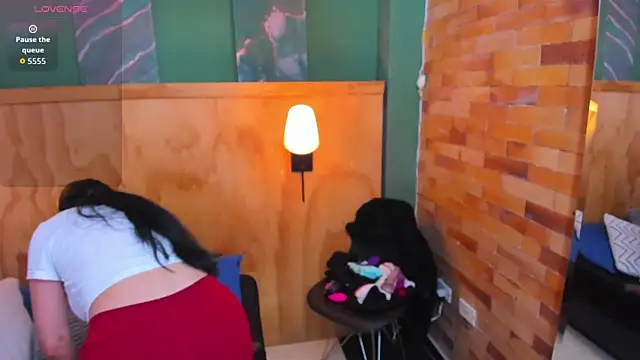 scarlet edwars online show from November 2025 12:02:02 PM