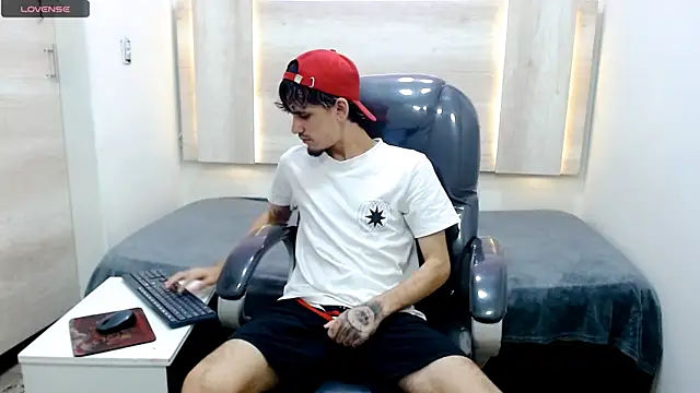 Snapshot of Dirty_Kingg chatting on February 2025 08:20:02 PM Dirty Kingg online show from February 2025 08:20:02 PM