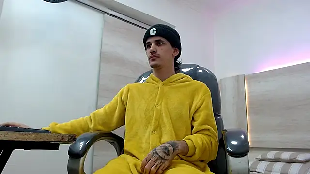 Snapshot of Dirty_Kingg chatting on March 2025 08:43:02 PM Dirty Kingg online show from March 2025 08:43:02 PM