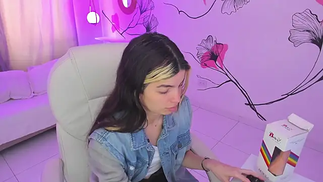 Isabela Fiorelli online show from November 2025 01:22:01 PM