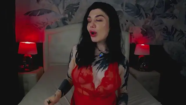 Snapshot of MaeveMoon chatting on May 2026 10:04:01 PM MaeveMoon online show from May 2026 10:04:01 PM