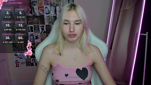 Snapshot of EvelinaLuu chatting on November 2025 01:22:01 AM EvelinaLuu online show from November 2025 01:22:01 AM