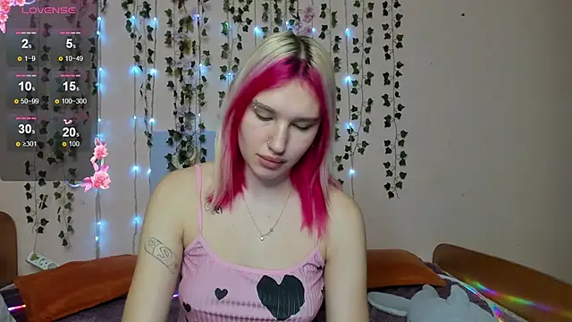 Snapshot of EvelinaLuu chatting on November 2025 01:37:01 AM EvelinaLuu online show from November 2025 01:37:01 AM