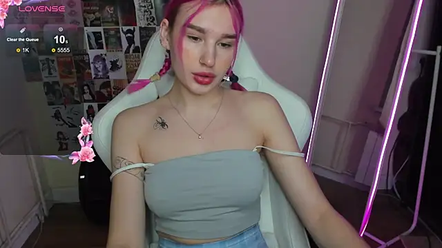 Snapshot of EvelinaLuu chatting on December 2025 01:48:02 AM EvelinaLuu online show from December 2025 01:48:02 AM