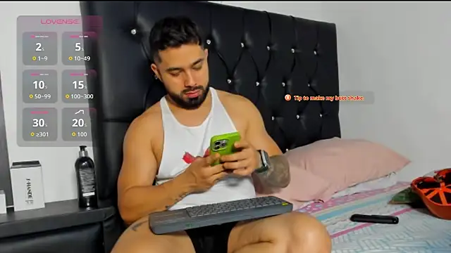 Snapshot of mikeblaree chatting on December 2025 06:47:02 PM mikeblaree online show from December 2025 06:47:02 PM