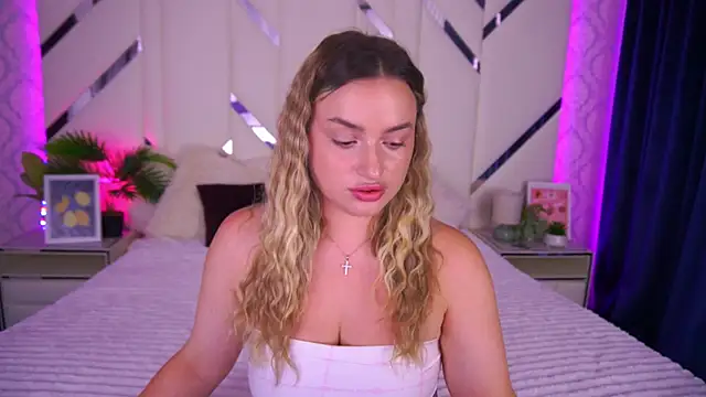 Snapshot of LindsieGreyy chatting on September 2025 06:37:02 AM LindsieGreyy online show from September 2025 06:37:02 AM
