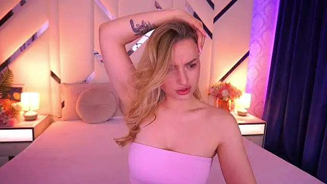 LindsieGreyy online show from April 2026 12:44:02 PM