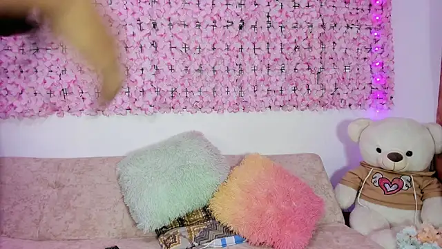 Lynda Bonnie online show from November 2025 01:45:01 PM