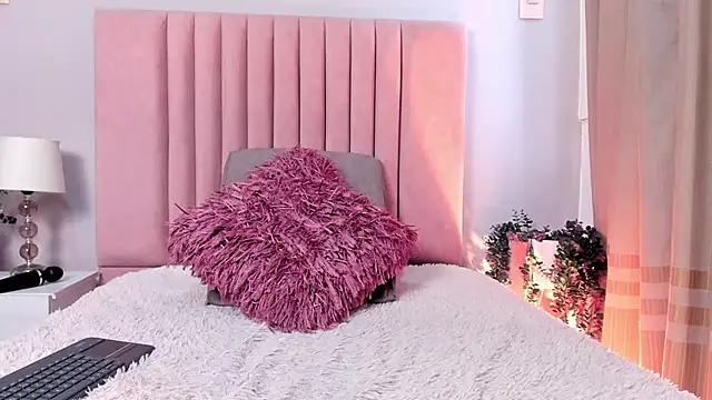 MiaHertz online show from November 2025 11:57:02 AM