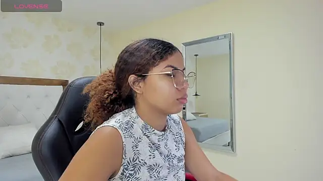 MELINAMARTINS online show from October 2025 12:48:02 PM