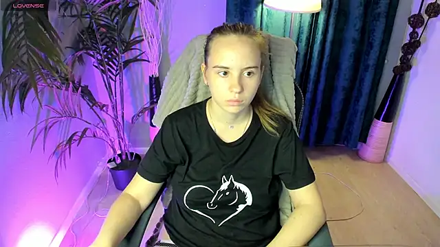 Snapshot of Lika_0ne chatting on October 2025 12:13:02 PM Lika 0ne online show from October 2025 12:13:02 PM