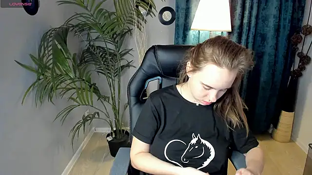 Snapshot of Lika_0ne chatting on October 2025 12:28:01 PM Lika 0ne online show from October 2025 12:28:01 PM