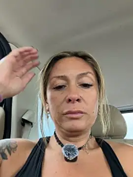 bossyroxy84 online show from May 2026 06:48:02 PM