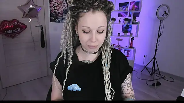 Snapshot of HoneySallyMoore chatting on October 2025 04:35:02 PM HoneySallyMoore online show from October 2025 04:35:02 PM