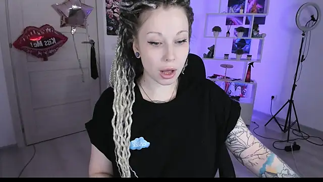 Snapshot of HoneySallyMoore chatting on October 2025 03:43:01 PM HoneySallyMoore online show from October 2025 03:43:01 PM