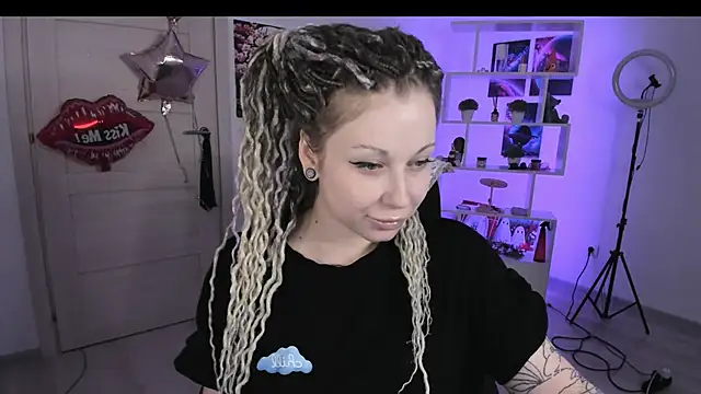 Snapshot of HoneySallyMoore chatting on October 2025 06:52:01 PM HoneySallyMoore online show from October 2025 06:52:01 PM