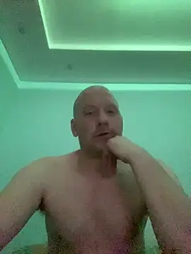 Krzysiekg123 online show from February 2026 06:25:01 PM