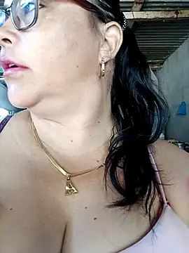 Snapshot of promiscuous-indecent-momm chatting on February 2025 01:44:01 PM promiscuous-indecent-momm online show from February 2025 01:44:01 PM