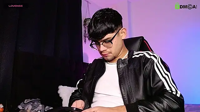 isaac-saenz online show from November 2025 10:43:02 PM