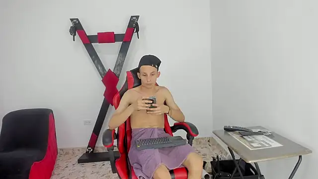 Snapshot of Isak_Millan chatting on October 2025 11:27:02 PM Isak Millan online show from October 2025 11:27:02 PM