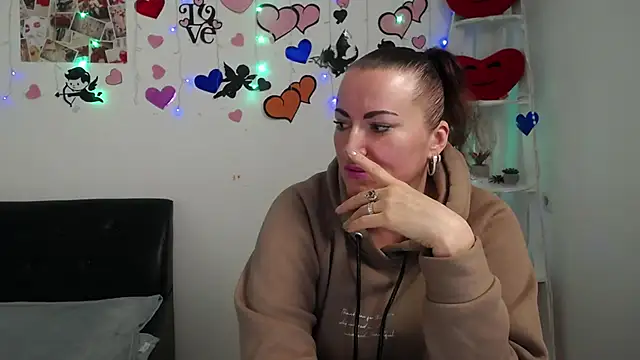 Snapshot of DianaMGG chatting on February 2025 09:04:02 AM DianaMGG online show from February 2025 09:04:02 AM