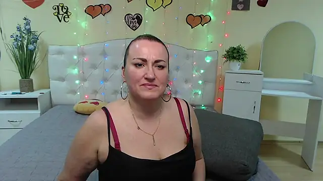 Snapshot of DianaMGG chatting on March 2025 09:44:02 AM DianaMGG online show from March 2025 09:44:02 AM